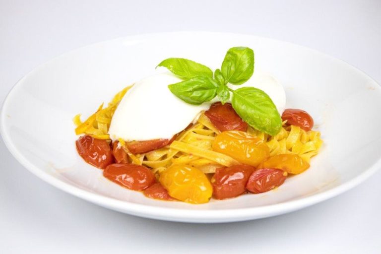 FOTO 22 fettuccine all’arancio pomodoro basilico e burrata