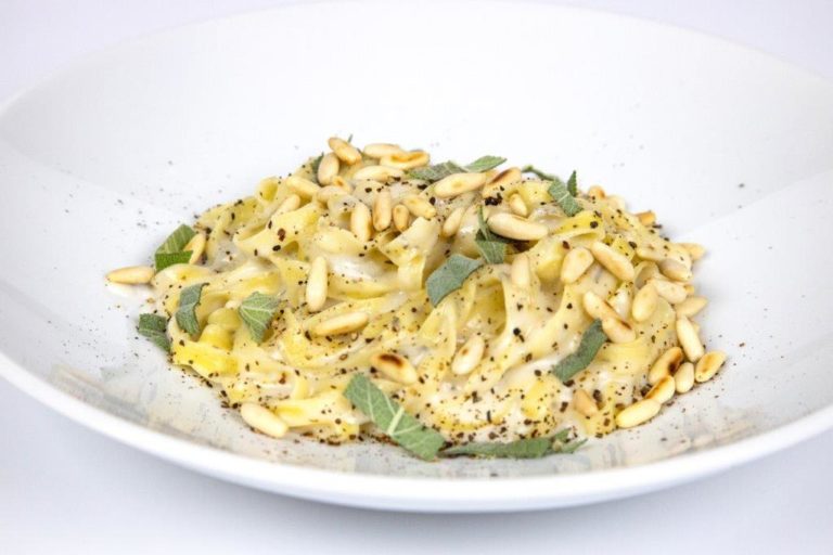 FOTO 24 fettuccine alla salvia crema di parmigiano e pinoli